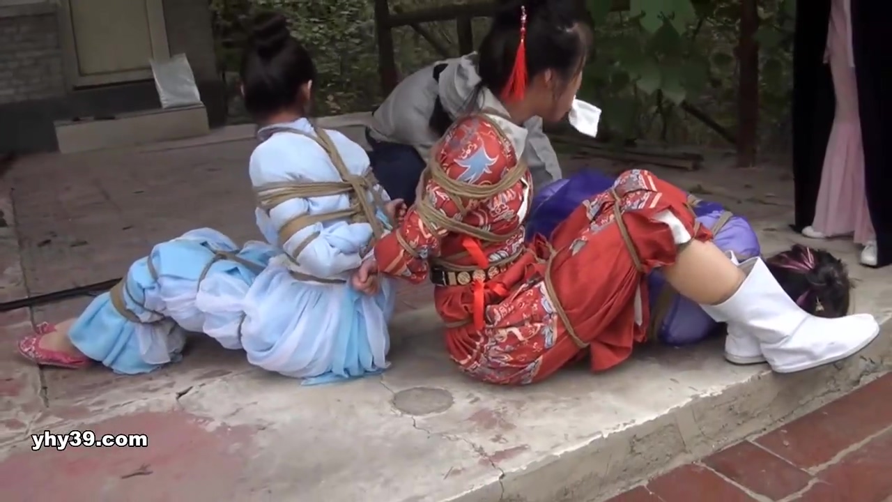 Chinese Bondage Female Catching Head
